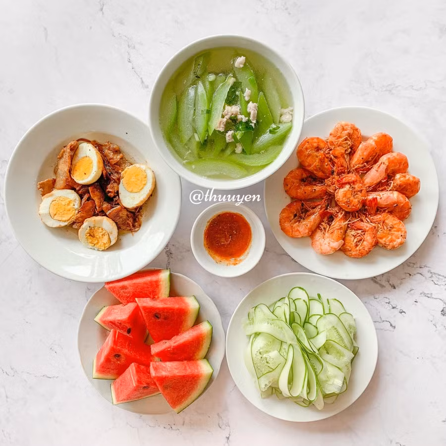 Canh bí thịt băm, trứng kho thịt, tôm kho.