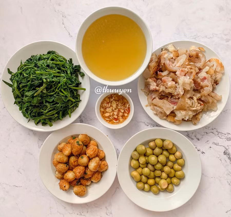 Rau muống luộc; chân bê luộc; trứng cút rim nước mắm.