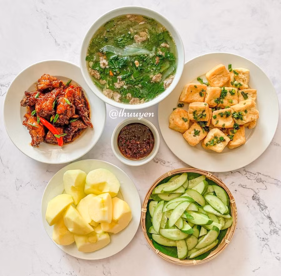 Canh cáy nấu bầu, sườn sốt cay, đậu rán mỡ hành, dưa chuột.