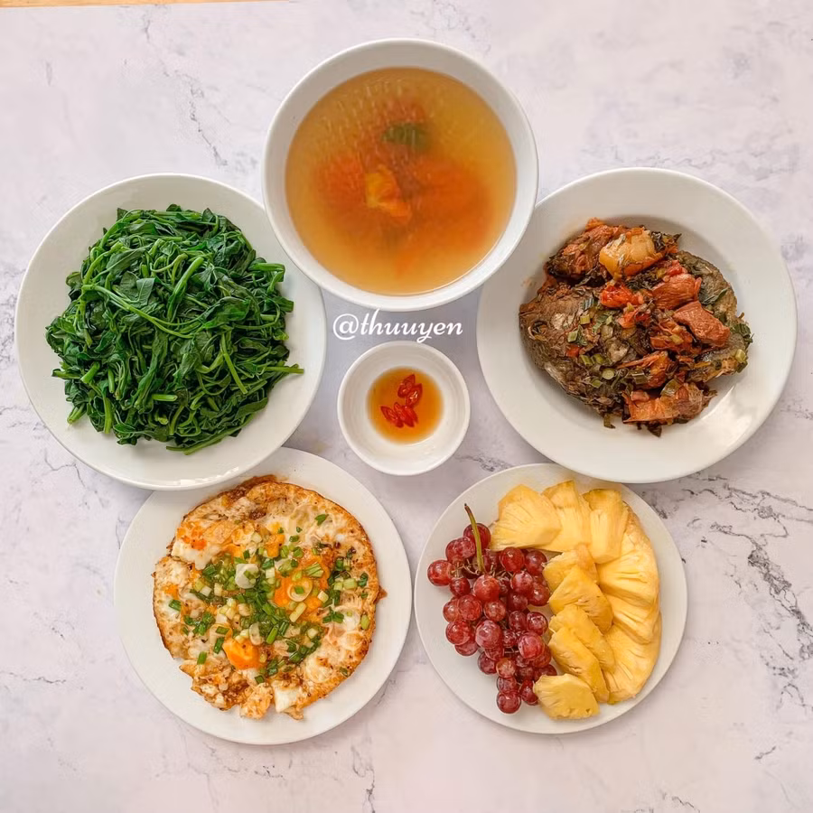 Rau muống luộc, cá rô kho thịt ba chỉ, trứng chiên rim mắm.