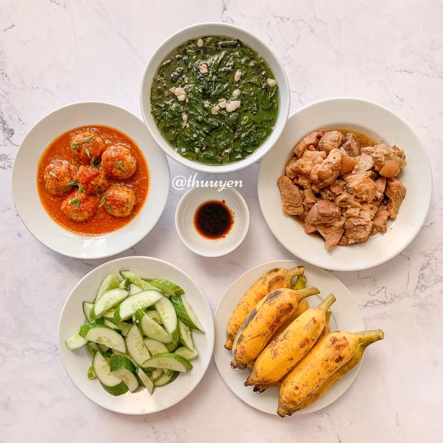 Canh rau ngót thịt băm, thịt viên xíu mại sốt cà, thịt chân giò kho, dưa chuột.