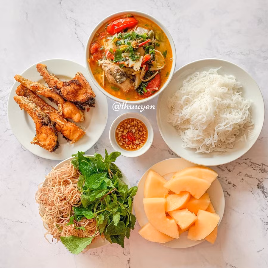 Riêu cá nấu măng, cá rán, măng, rau thơm.