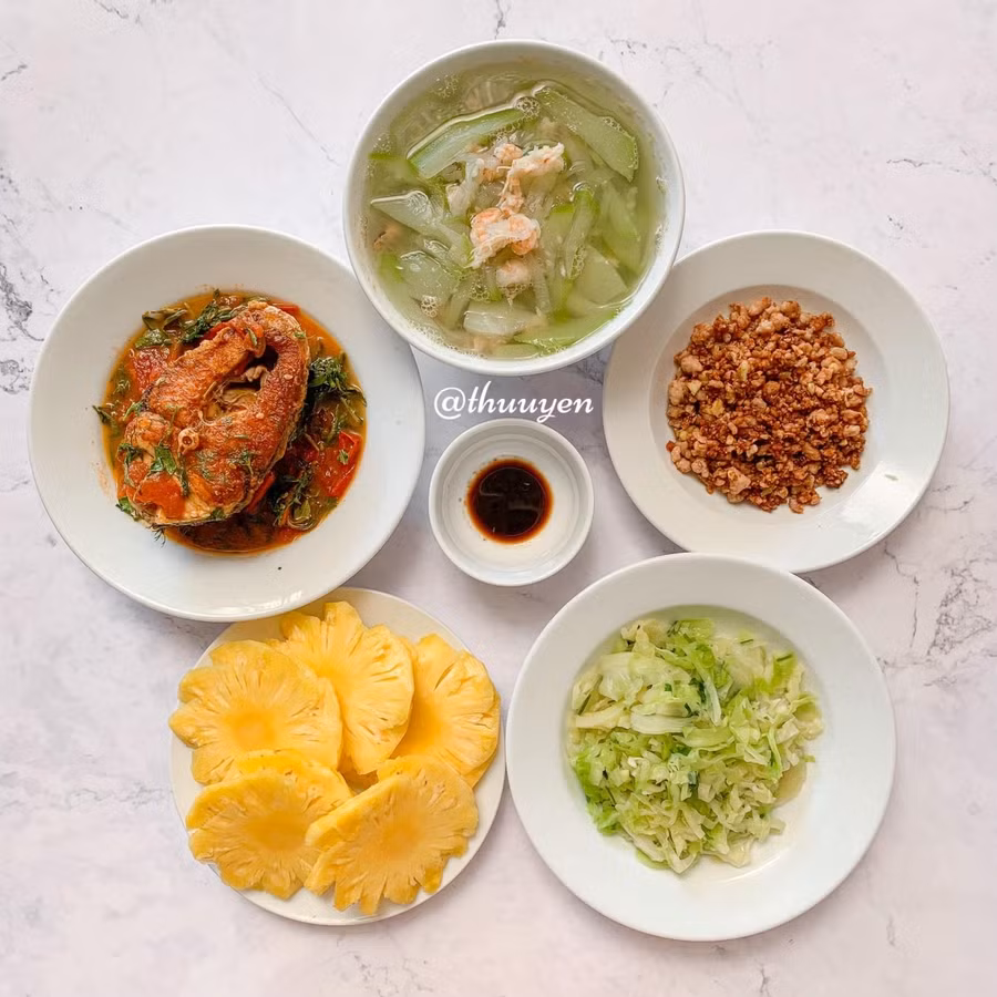 Canh bầu nấu tôm, cá sốt cà chua, thịt rang gừng, bắp cải xào.