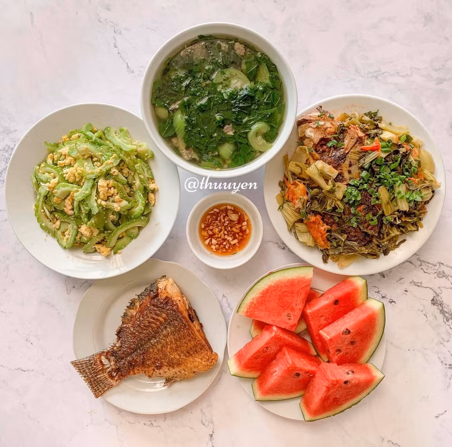 Canh cáy nấu mướp, đầu cá sốt dưa, cá rán, dưa, mướp đắng xào trứng.