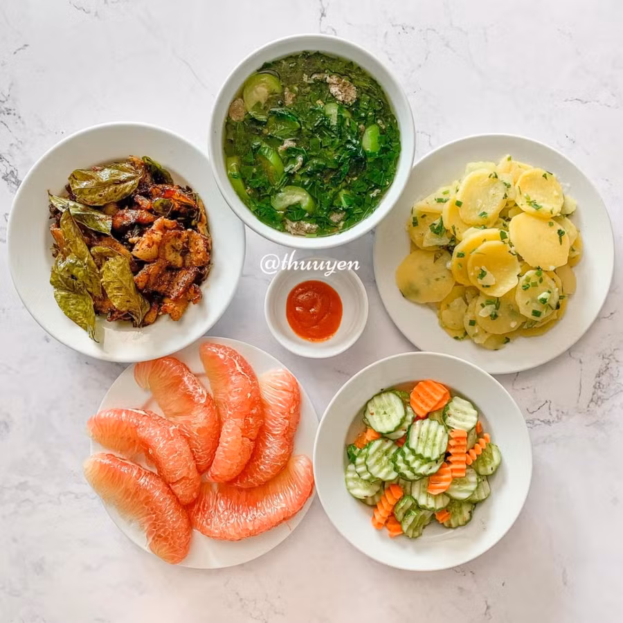 Canh cáy nấu mướp,Thịt nướng lá mắc mật, khoai tây xào, dưa chuột cà rốt chua ngọt.