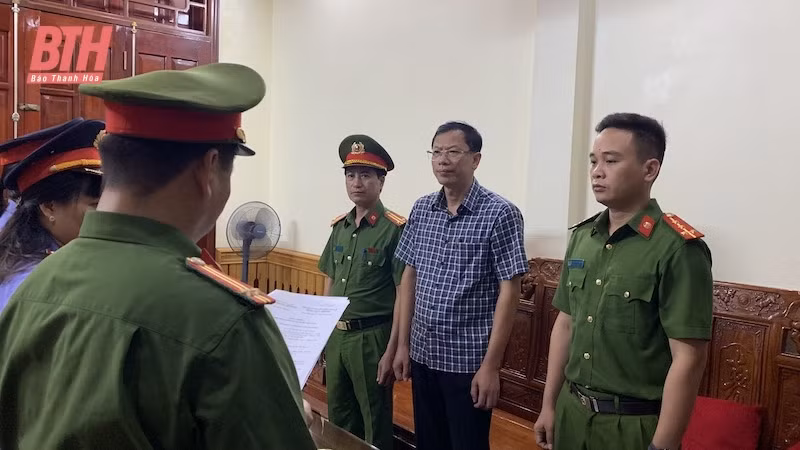 Cơ quan Cảnh sát điều tra thi hành Lệnh bắt bị can để tạm giam đối với ông Nguyễn Văn Hùng. (Ảnh: CATH).