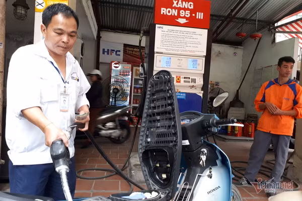 Giá xăng tăng nhẹ.