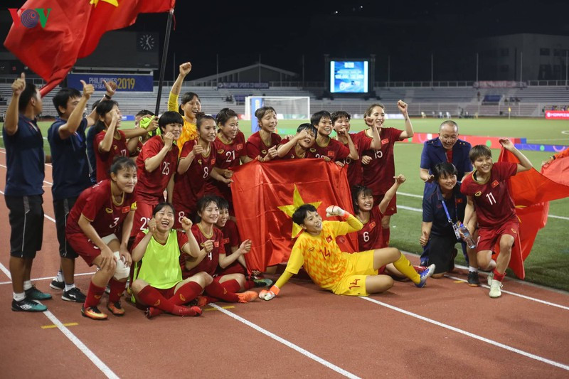 cận cảnh: đt nữ việt nam ăn mừng đầy cảm xúc khi đoạt hcv sea games 30 hình 2 can canh: dt nu viet nam an mung day cam xuc khi doat hcv sea games 30 hinh 2