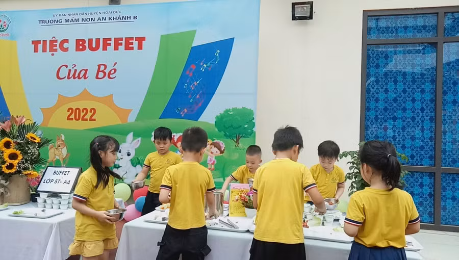 Đây là năm đầu tiên trường tổ chức tiệc buffet cho trẻ.