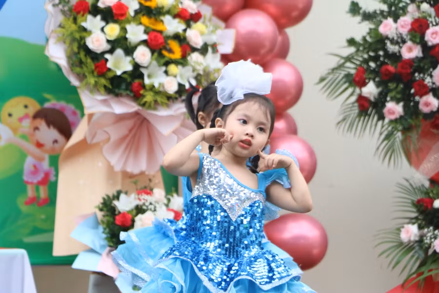 Các tiết mục hát múa của trẻ được hưởng ứng rất nhiệt tình.