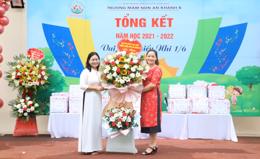 Cô Bùi Thị Vân - Hiệu trưởng Trường Mầm non An Khánh B (bìa trái) khẳng định vai trò của sự đồng hành giữa phụ huynh và nhà trường trong thực hiện nhiệm vụ năm học.