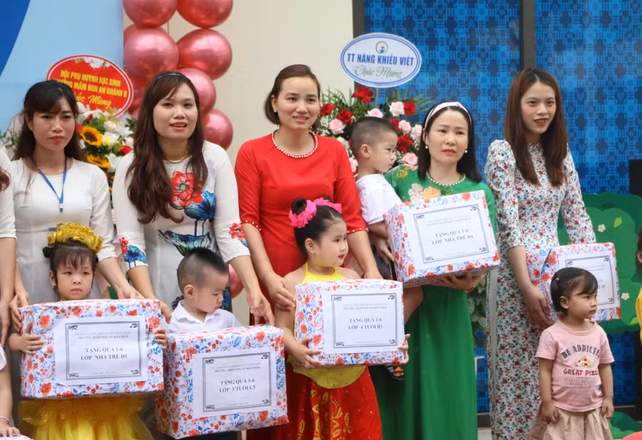 Nhà trường tặng quà Tết Thiếu nhi 1/6 cho đại diện các lớp.