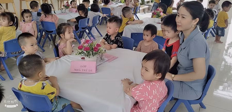 Công tác chuẩn bị và thực hiện luôn có sự phối hợp giữa cô giáo với phụ huynh học sinh.