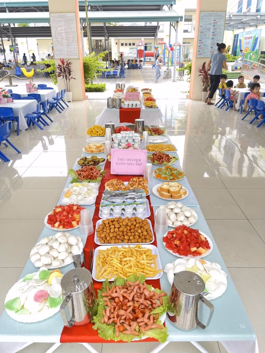 Các món ăn được chuẩn bị và bày biện cầu kỳ, đẹp mắt.