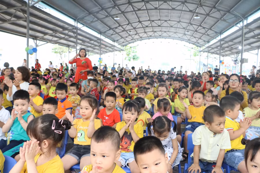 Trẻ mầm non được tham dự lễ tổng kết trong không khí hân hoan.