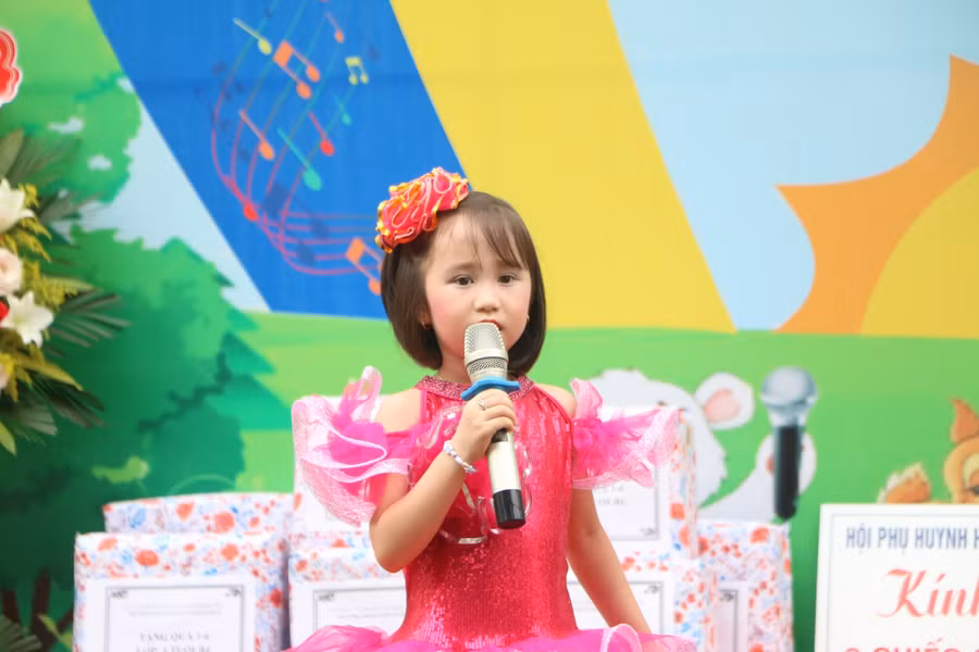 Bé Minh Tâm - đại diện cho các trẻ khối 5 tuổi nói lời cảm ơn sự dìu dắt yêu thương mà các cô dành cho các con trong suốt thời gian qua.