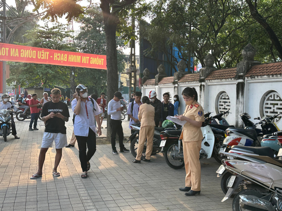 Chỉ trong 1 giờ đồng hồ, Công an TP Thanh Hoá đã xử lý 65 trường hợp thanh thiếu niên vi phạm ATGT. (Ảnh: NT).