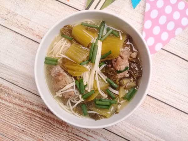 Ngon cơm với canh xương nấu dưa nấm