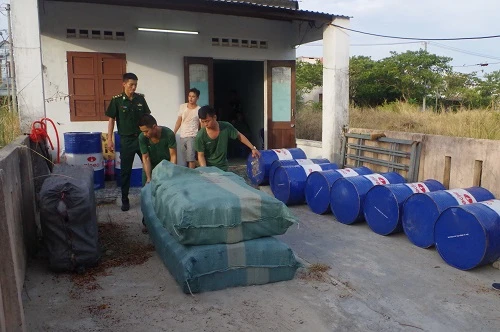 Lực lượng biên phòng tiến hành niêm phong tang vật vụ án