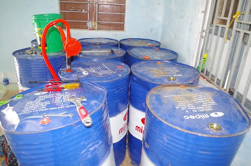 Số dầu nhớt giả bị phát hiện tại tụ điểm sản xuất
