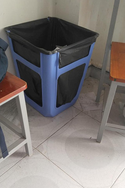 Chỉ cần lật ngửa chiếc ghế...