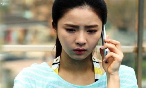 30 cuộc gọi dồn dập đêm mưa bão và giọt nước mắt ân hận của nàng dâu ảnh 1 Chân tay Linh rụng rời, cô ôm con gọi taxi mà nước mắt cứ tuôn trào (Ảnh minh họa).