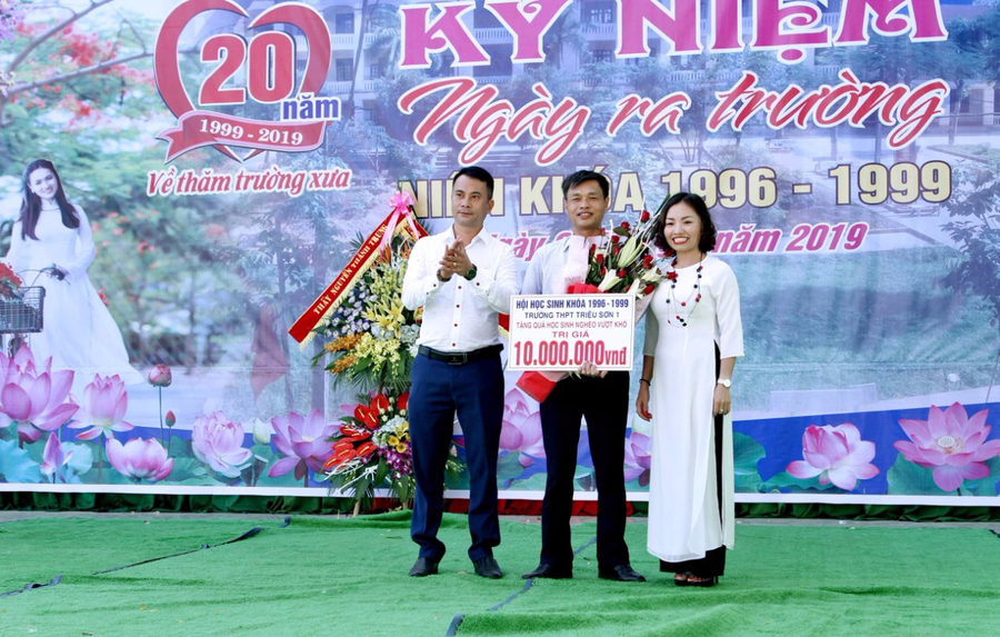 Lan tỏa yêu thương với học bổng trao em của toàn khóa 1996-1999