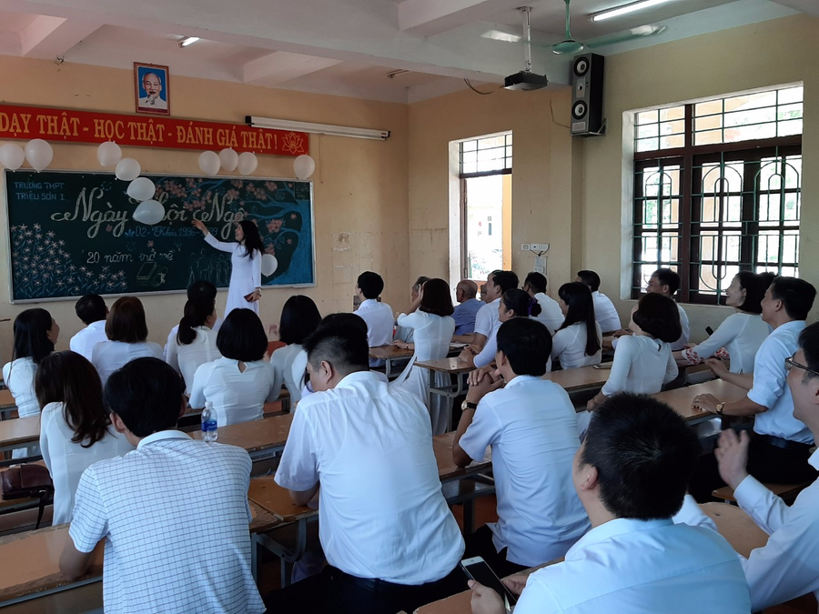 Khoảnh khắc quay về hồi ức tuổi học trò của các cựu học sinh lớp D2