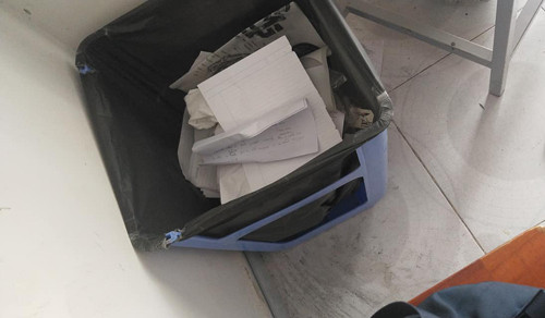 ... và cho túi bóng vào là đã có chiếc sọt rác bao rộng.