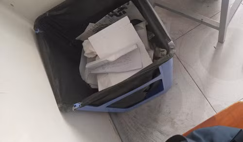 ... và cho túi bóng vào là đã có chiếc sọt rác bao rộng.