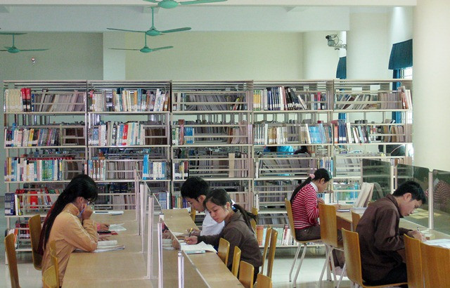 Sinh viên ĐH Sư phạm học tại thư viện. Ảnh: Hữu Cường Sinh viên ĐH Sư phạm học tại thư viện. Ảnh: Hữu Cường