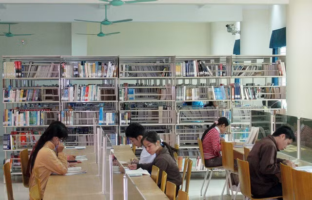 Sinh viên ĐH Sư phạm học tại thư viện. Ảnh: Hữu Cường