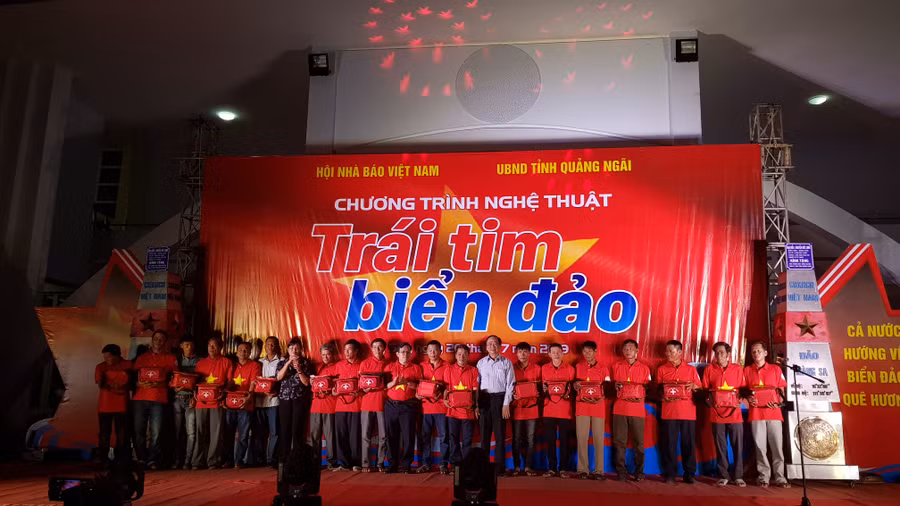 Hội Nhà báo Việt Nam tổ chức chương trình “Trái tim biển đảo”