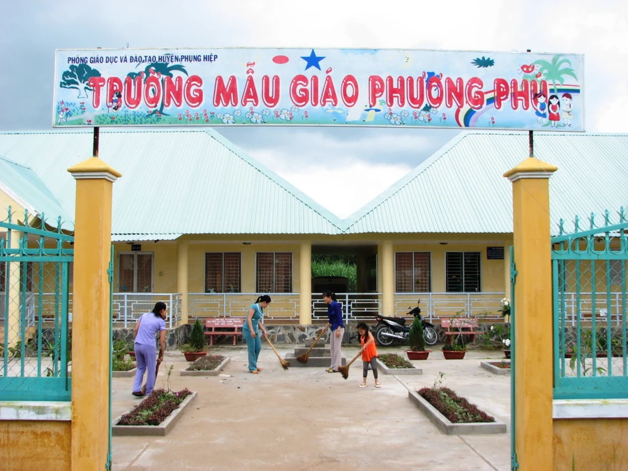 Giáo viên Trường Mẫu giáo Phương Phú (huyện Phụng Hiệp, Hậu Giang) quét dọn, tạo cảnh quan trường học trong dịp hè. Ảnh: Q. Ngữ