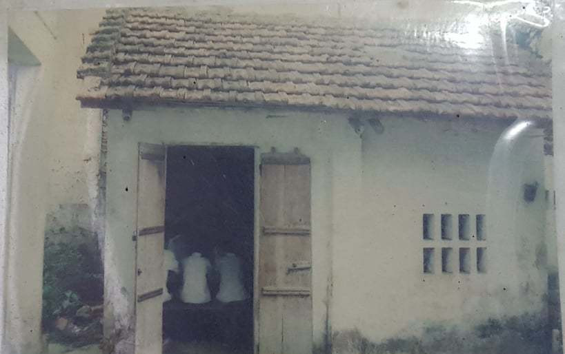 Lớp học trước khi được xây mới.