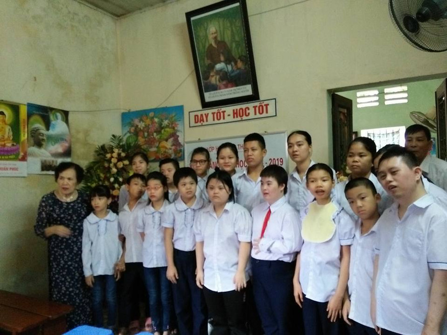 Bà Thoa bên học trò ngày bế giảng năm học.