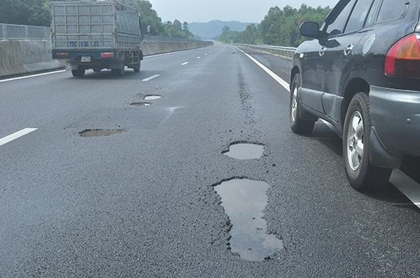 Sự cố hư hỏng trên cao tốc Đà Nẵng-Quảng Ngãi thuộc trách nhiệm của Tổng giám đốc VEC Sự cố hư hỏng trên cao tốc Đà Nẵng-Quảng Ngãi thuộc trách nhiệm của Tổng giám đốc VEC