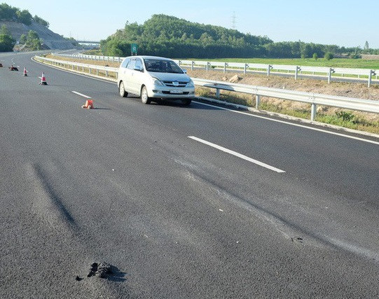 Đường cao tốc Đà Nẵng - Quảng Ngãi thi công không đạt yêu cầu, mới đưa vào sử dụng mặt đường đã hằn lún, gây nguy hiểm cho phương tiện lưu thông tốc độ cao. Đường cao tốc Đà Nẵng - Quảng Ngãi thi công không đạt yêu cầu, mới đưa vào sử dụng mặt đường đã hằn lún, gây nguy hiểm cho phương tiện lưu thông tốc độ cao.