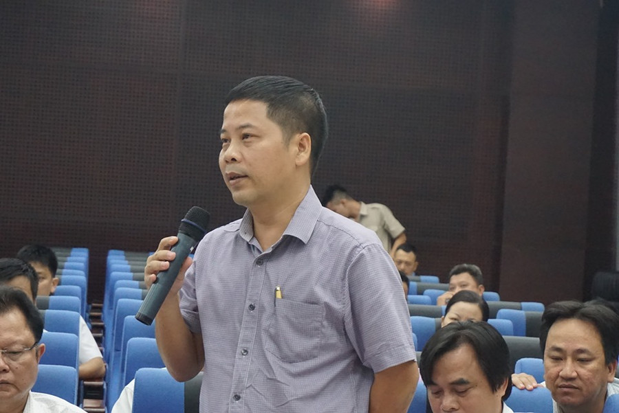 Ông Thái Ngọc Trung, Phó Giám đốc phụ trách Sở Xây dựng TP Đà Nẵng trả lời trong buổi họp báo. Ông Thái Ngọc Trung, Phó Giám đốc phụ trách Sở Xây dựng TP Đà Nẵng trả lời trong buổi họp báo.