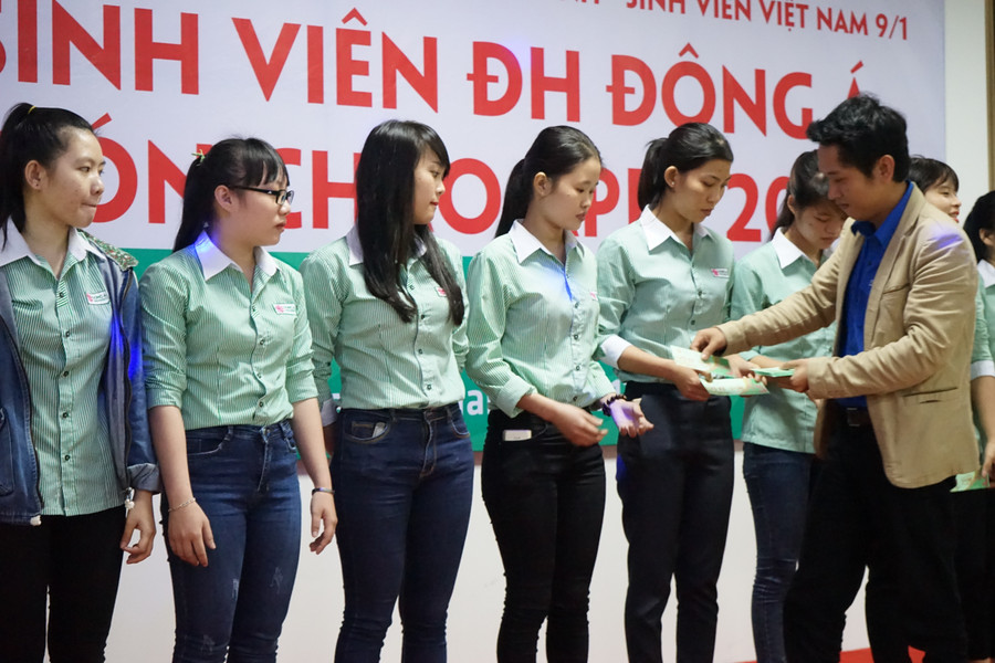 Trao tặng vé xe Tết cho sinh viên vùng lũ từ chương trình Nuôi heo đất trong trường học.