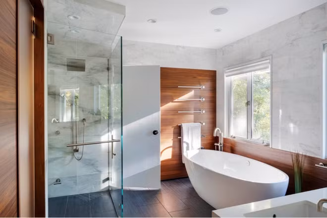 Bên cạnh bồn tắm còn có vòi hoa sen