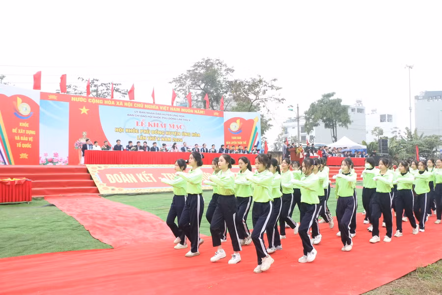 Các vận động viên tham gia diễu hành qua lễ đài của Ban tổ chức.