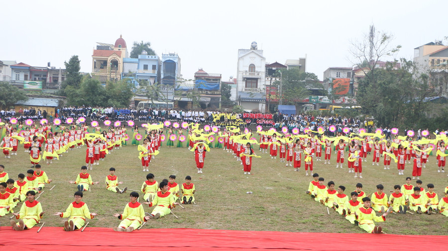 Các em học sinh tham gia chương trình đồng diễn nghệ thuật. Các em học sinh tham gia chương trình đồng diễn nghệ thuật.