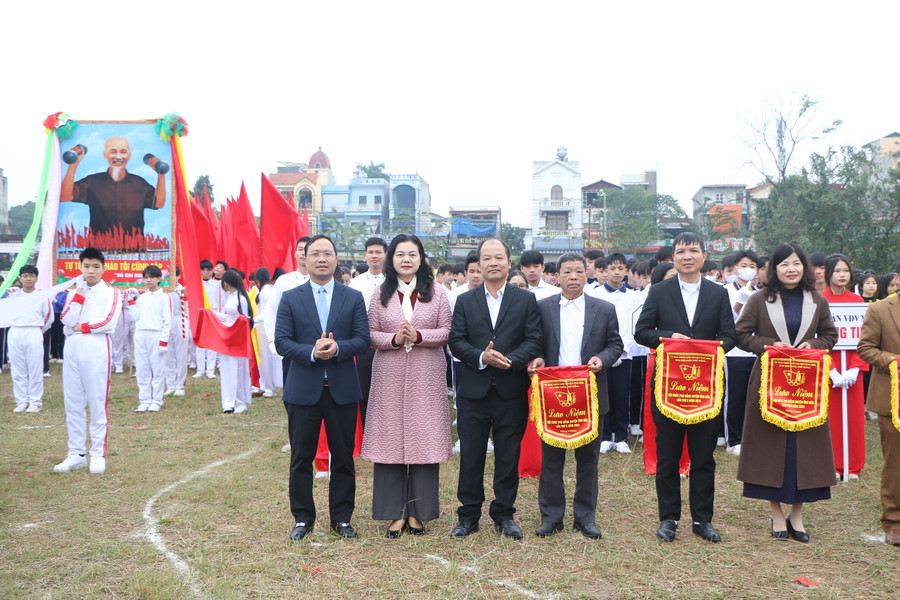 Các đại biểu khách mời trao cờ lưu niệm cho đại diện các đơn vị tham gia. Các đại biểu khách mời trao cờ lưu niệm cho đại diện các đơn vị tham gia.