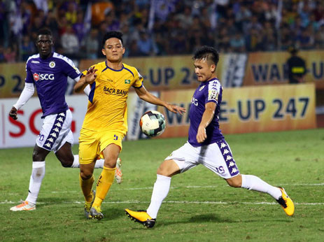 Quang Hải lập siêu phẩm, CLB Hà Nội chiếm ngôi đầu V-League