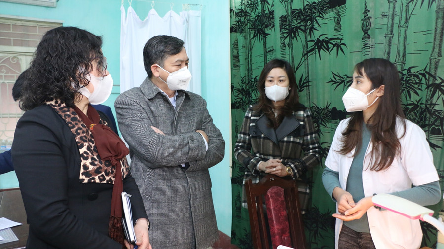 Tại Trường THPT Nguyễn Khuyến (TP Nam Định), Thứ trưởng Ngô Thị Minh đánh giá cao và ghi nhận sự cố gắng của nhà trường trong công tác phòng chống dịch.