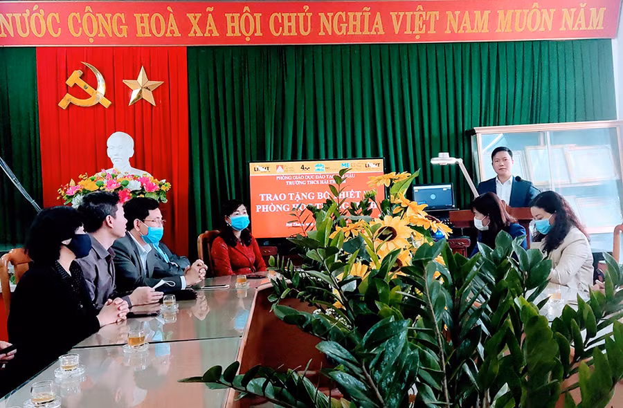 Đồng chí Lê Vũ Tiến, ủy viên ban chấp hành Trung ương Đoàn, bí thư Đoàn TN Bộ Khoa học và Công nghệ phát biểu, khuyến khích các sáng tạo đổi mới, ứng dụng khoa học công nghệ vào lĩnh vực giáo dục và đời sống.