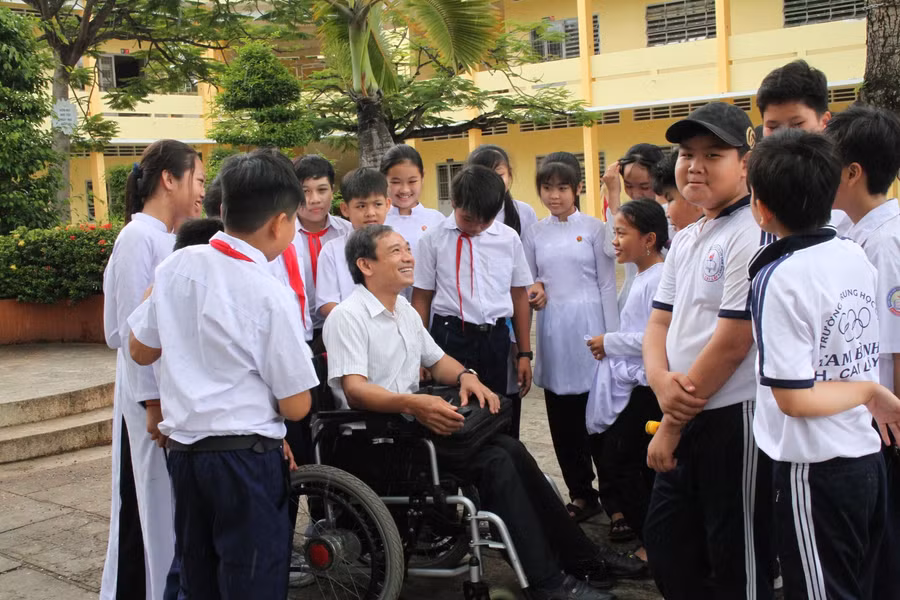 Thầy Thuận tâm sự rằng ước mơ lớn nhất của thầy là được dạy học.