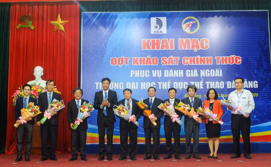 PGS.TS Phan Thanh Hài (thứ 4, từ trái sang) – Hiệu trưởng Trường ĐH TDTT Đà Nẵng tặng hoa các cho các vị lãnh đạo trong đoàn đánh giá ngoài.