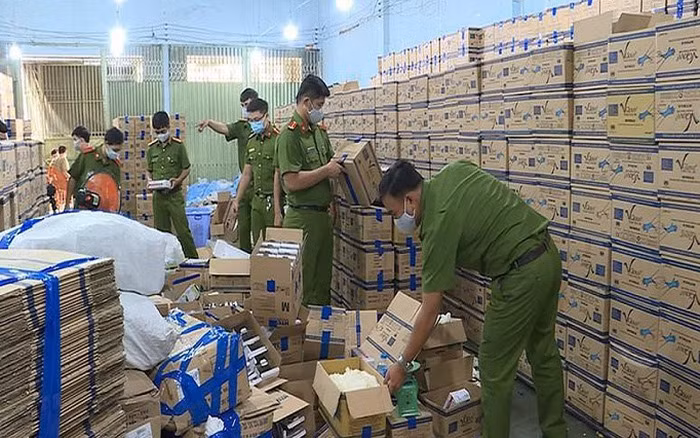 Công an TP HCM phát hiện một đường dây sản xuất găng tay giả.